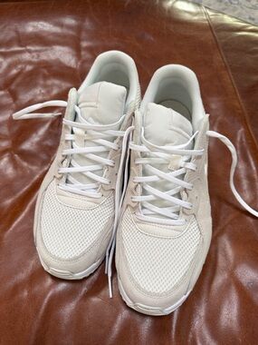 Women’s Nike Neutral Beige & White Lightweight Sneakers 9.5